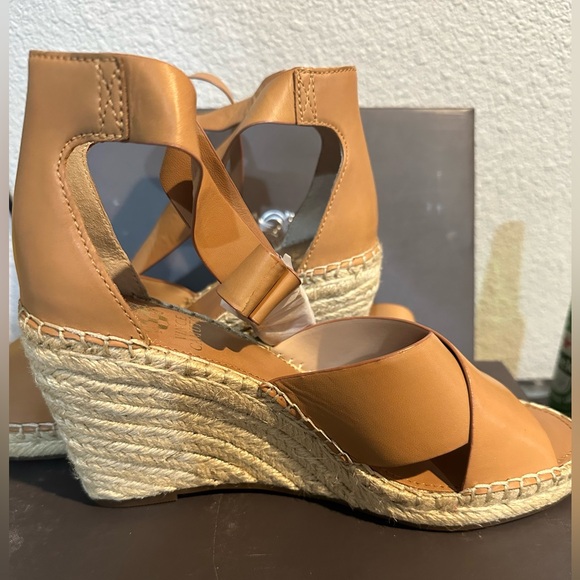 Brand New Vince Camuto Tan summer shoes size 8.5M. New - Picture 4 of 9
